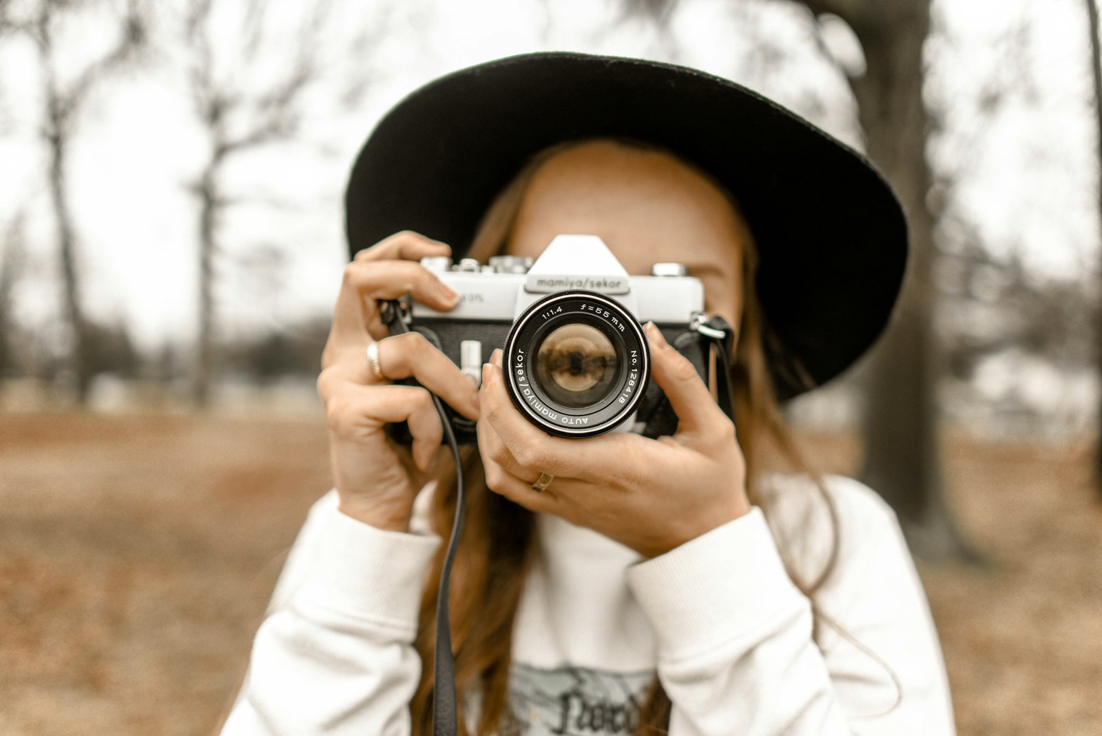 Nikon AF-S Nikkor 28mm F1.8G sample photo. Person holding camera taking photography
