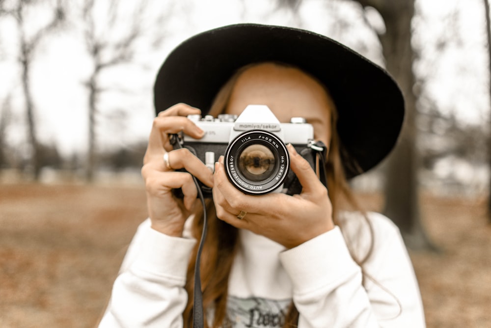 persona che tiene la macchina fotografica che scatta foto a un'altra fotocamera