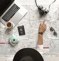 pessoa planejando uma viagem apontando em um mapa