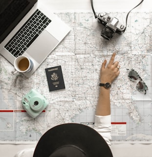 pessoa planejando uma viagem apontando em um mapa