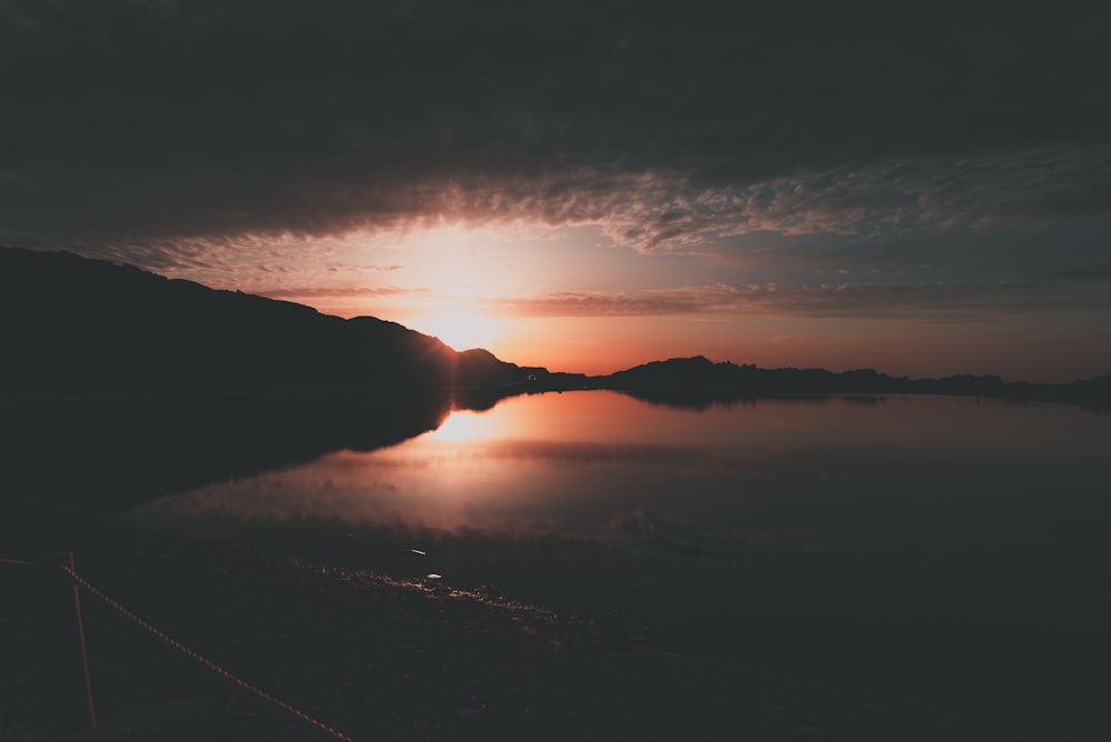 Landschaftsfotografie von Bergen bei Sonnenuntergang