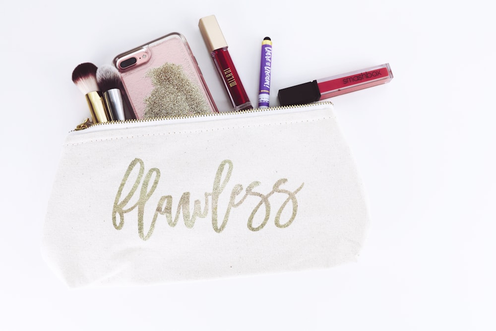 Pochette impeccable avec des cosmétiques