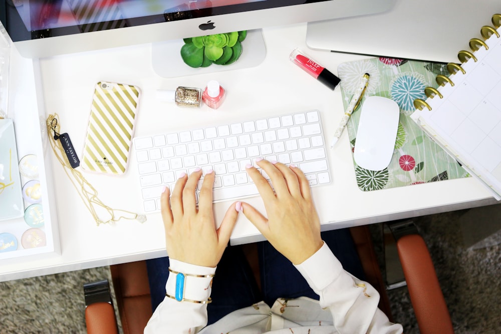 personne utilisant un ordinateur de bureau