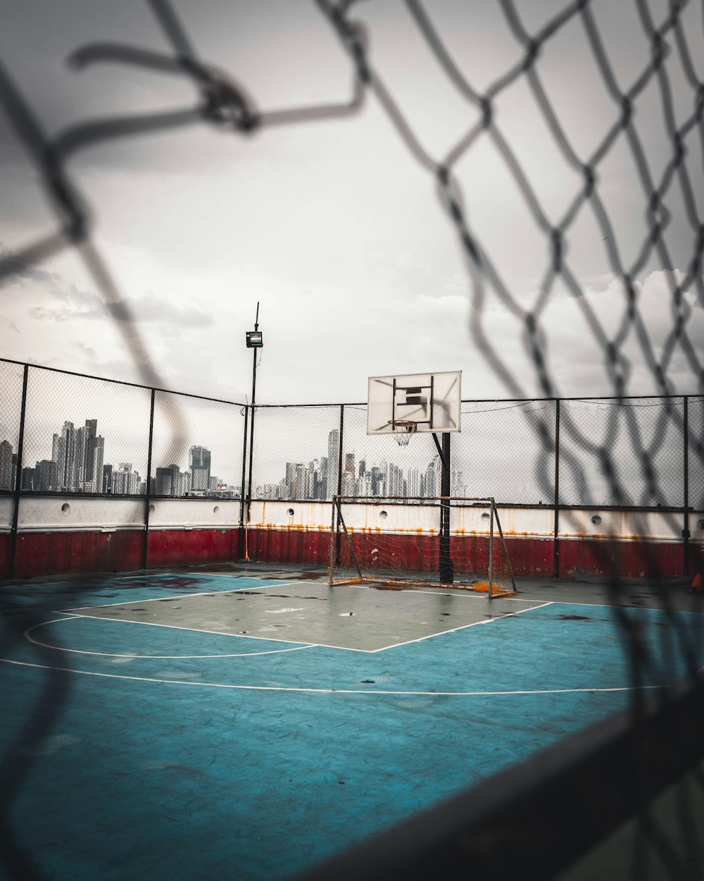 white and black basketball hoop