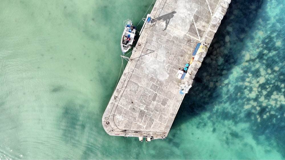 Barco en el cuerpo de agua