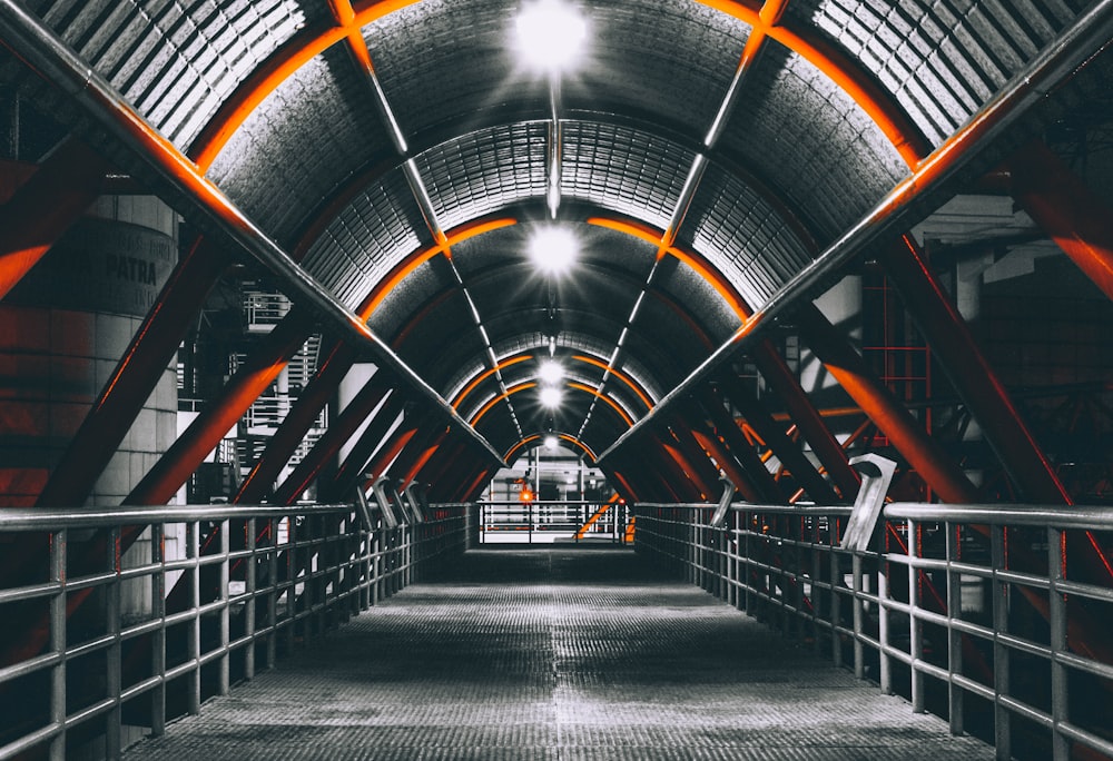 Camino entre el túnel de barandillas de acero