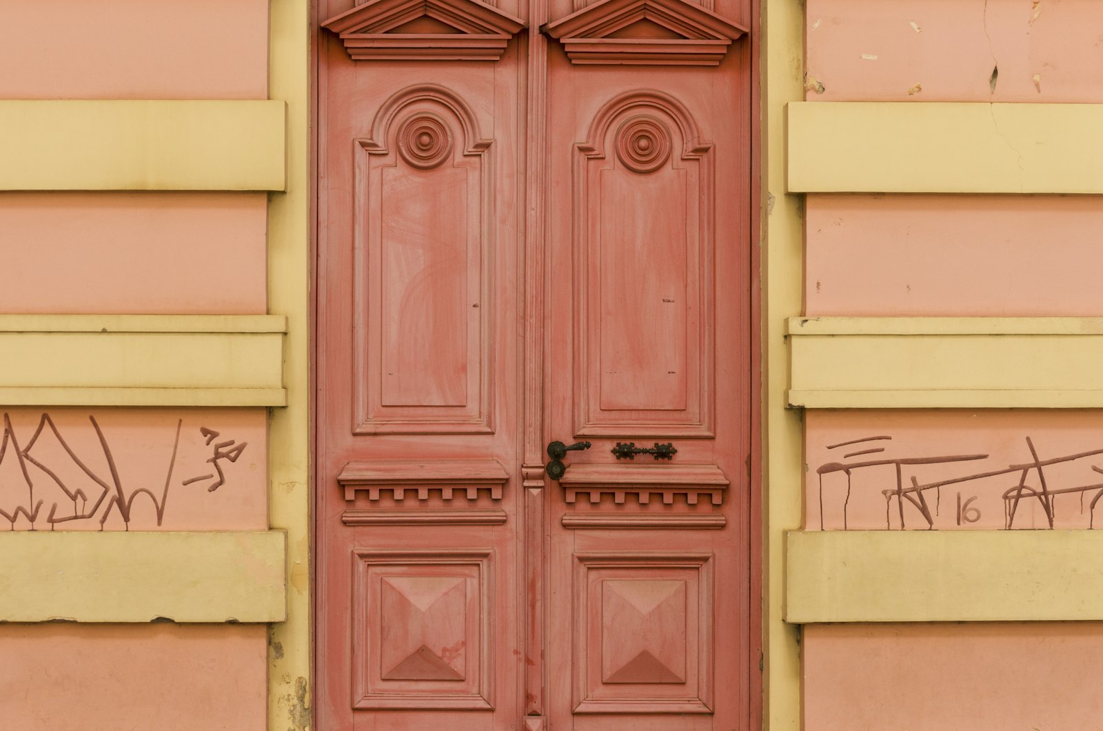 Nikon D5100 + Nikon AF-S DX Nikkor 55-200mm F4-5.6G VR sample photo. Photo of pink wooden photography