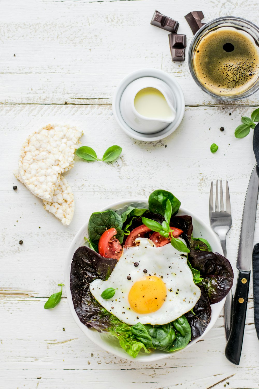 Flat-Lay-Fotografie von Salat mit Spiegelei und Fladenbrot