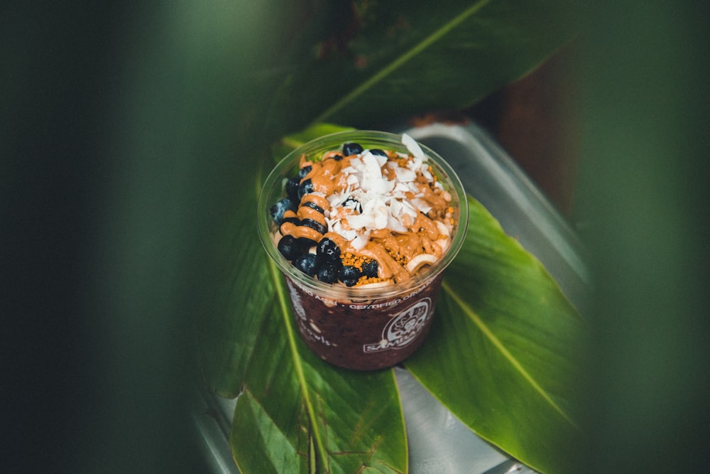 Beba com mirtilos e coco desfiado em fotografia macro