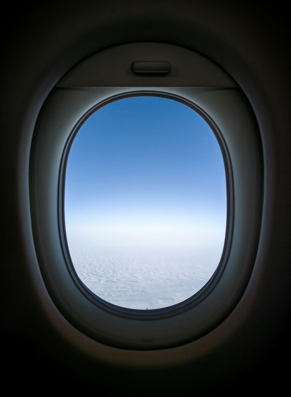 klarer weißer Himmel aus dem Fenster des Flugzeugs
