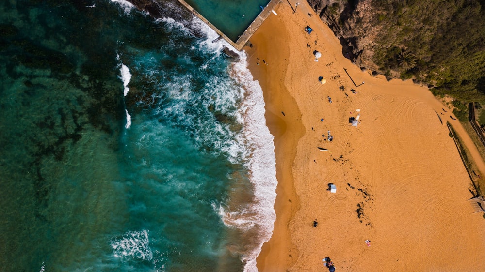 Foto aérea de la playa de arena marrón