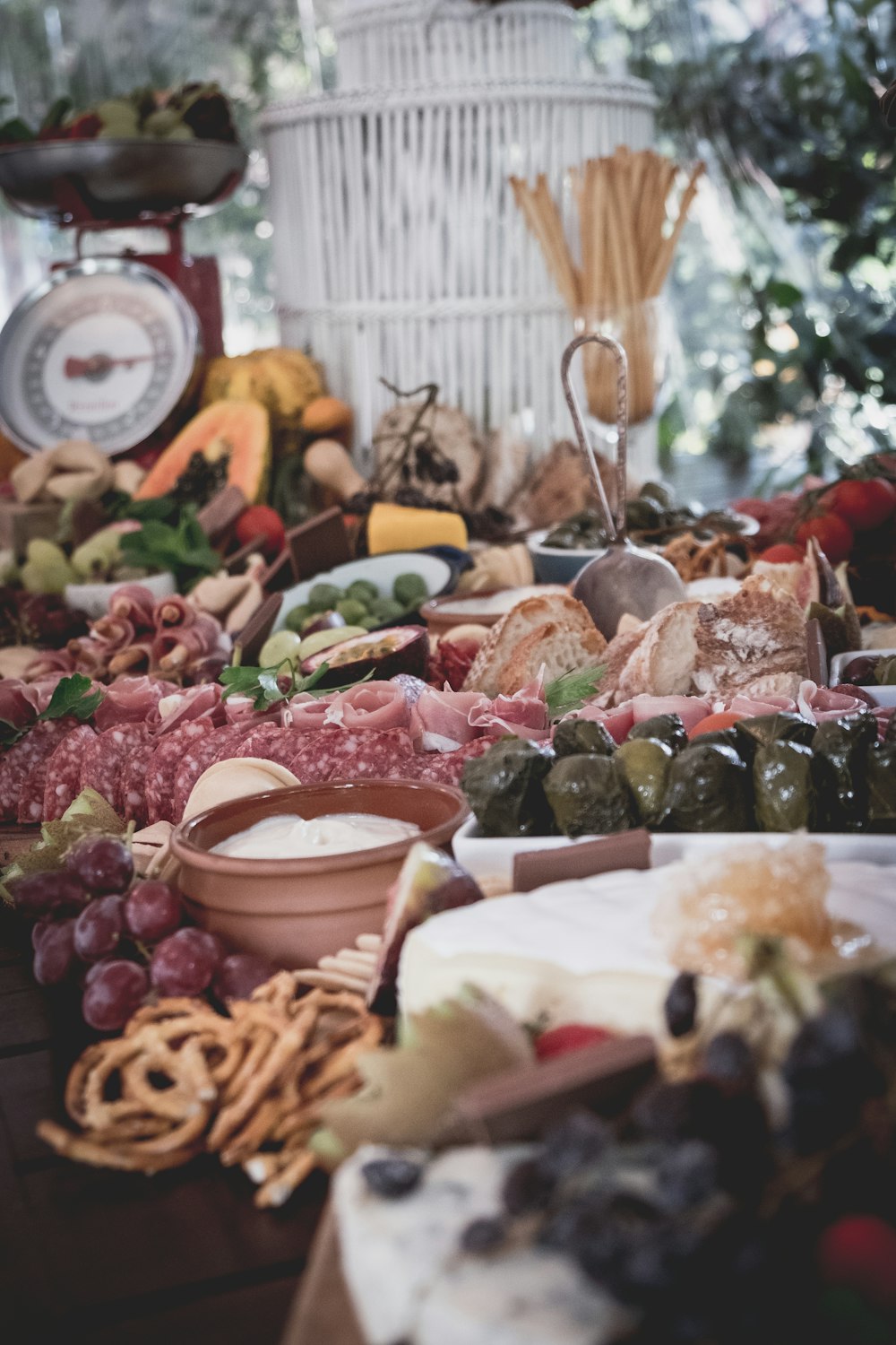 Brezeln, Weintrauben, Weizenbrot und Salami-Wurstplatte