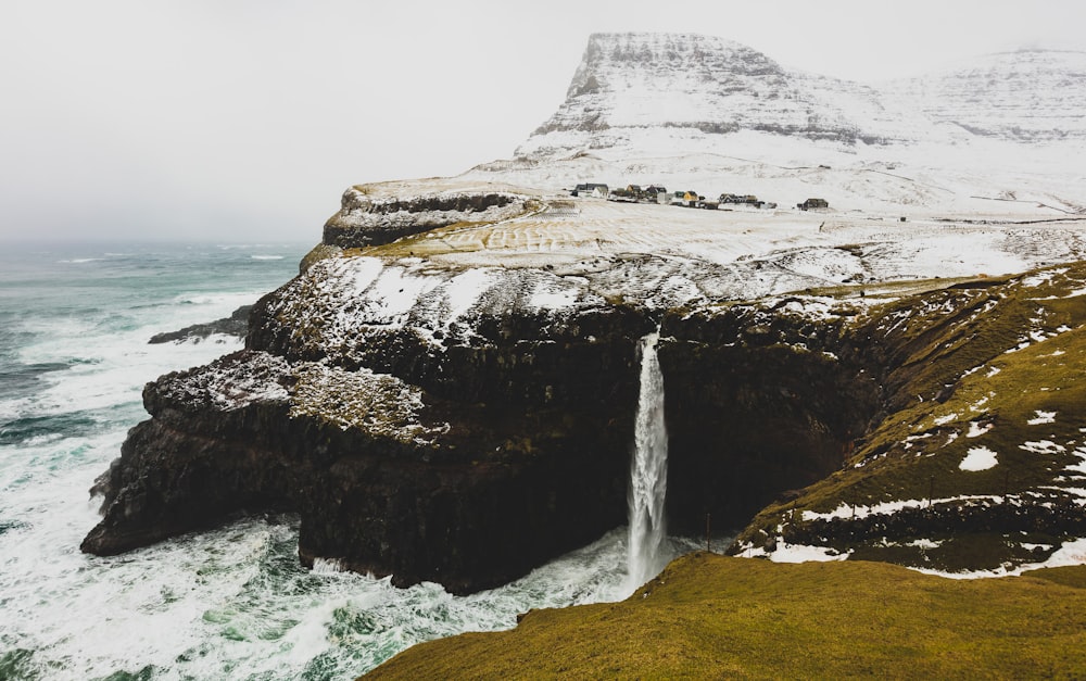 Zeitrafferfotografie eines Wasserfalls, der zum Meer führt