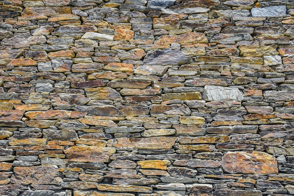 mur de pierre marron et gris