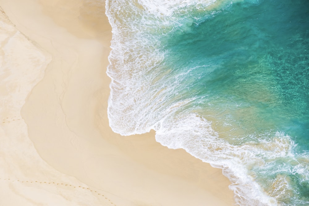 Toma aérea de las olas del mar