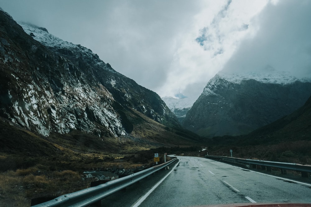 Carretera entre los Alpes montañosos
