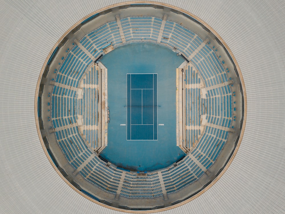 흰색과 파란색 운동 경기장의 항공 사진