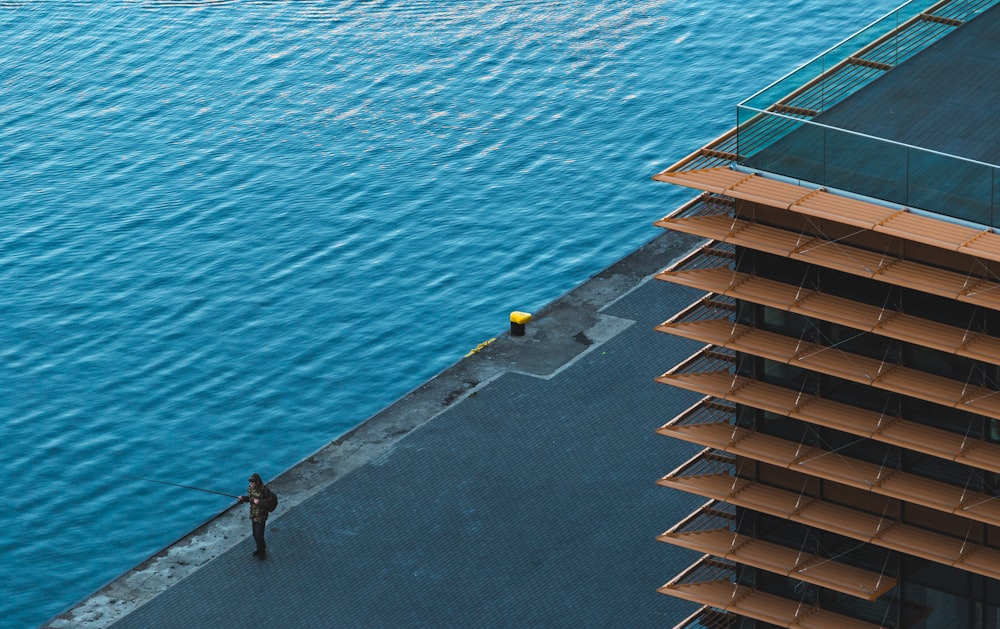 Photographie de vue de dessus d’un bâtiment près d’un plan d’eau