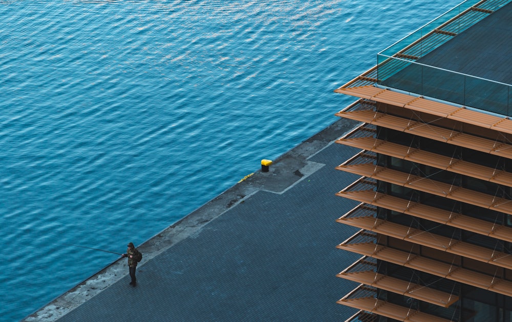 Fotografía de la vista superior de un edificio de construcción cerca del cuerpo de agua