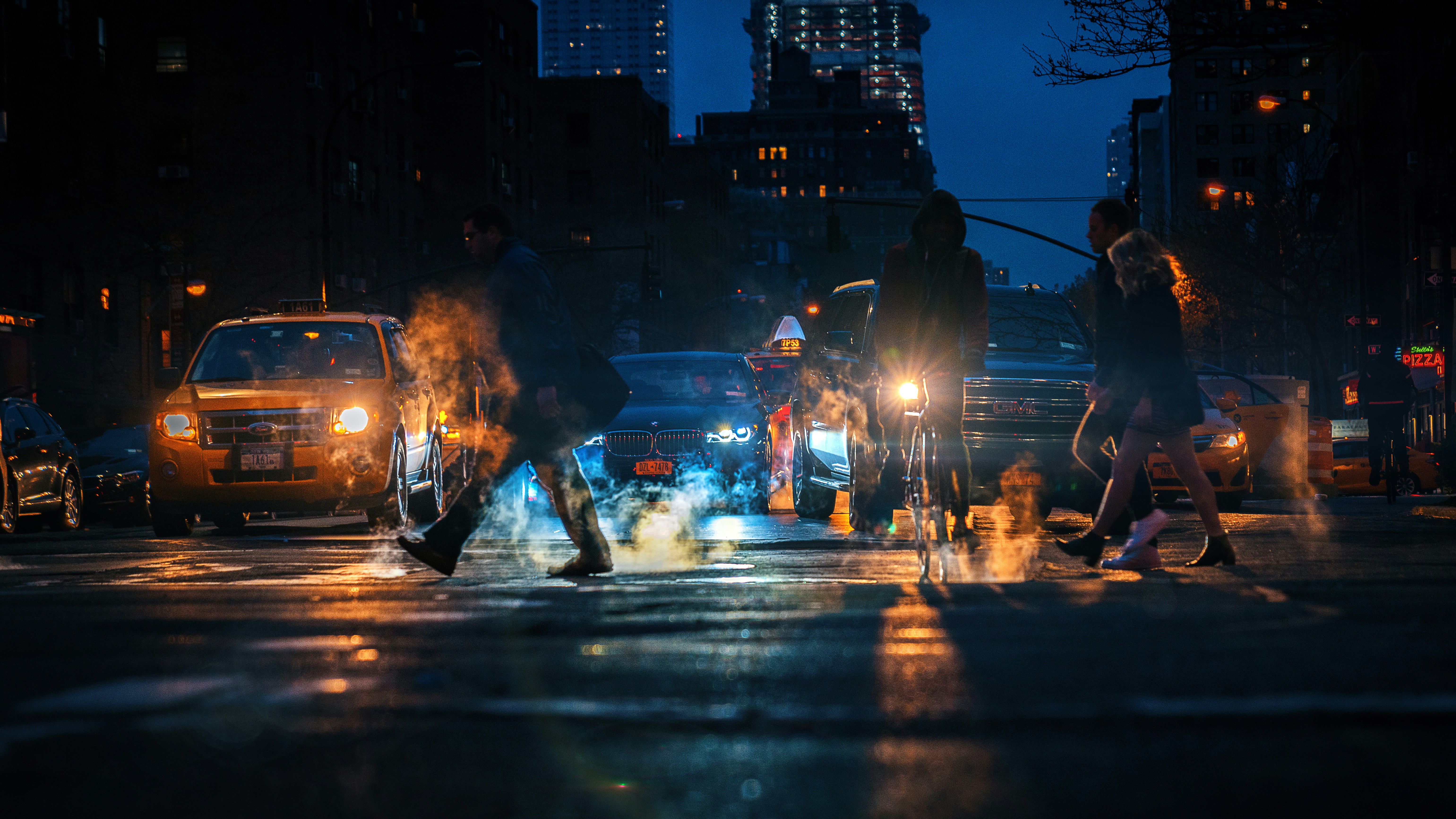 Persona que camina por la calle durante la noche