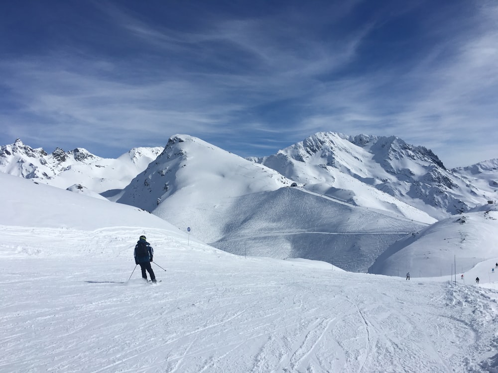 Person Skifahren auf verschneitem Berg