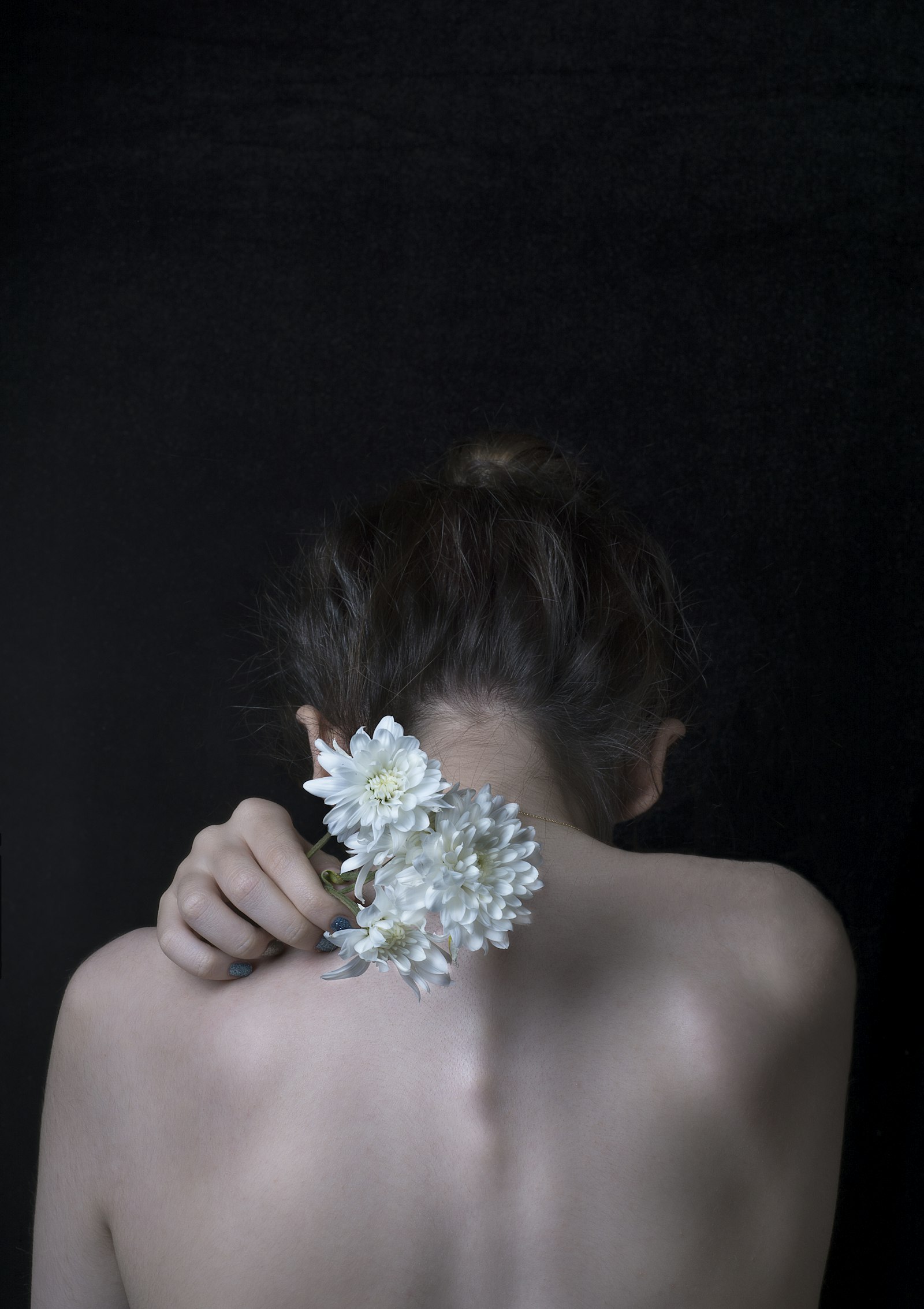 Nikon AF Nikkor 50mm F1.8D sample photo. Woman holding flower photography