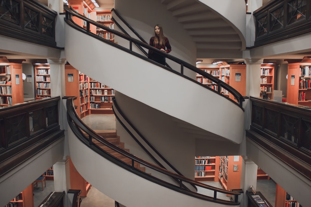 Frau steht auf Wendeltreppe