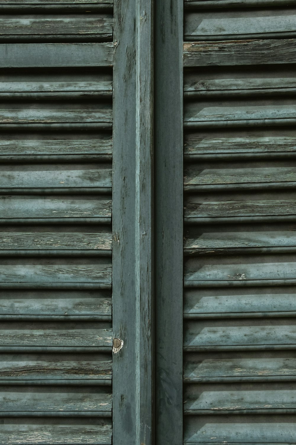 porta de madeira azul com alavanca de porta de aço cinza