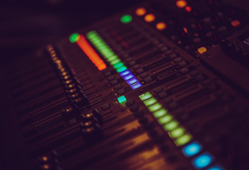 Farbig beleuchtete Audio-Konsole in einer Produktionsumgebung