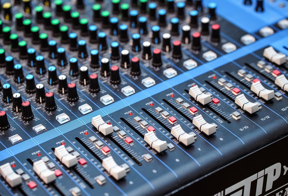 fotografia de closeup do mixer de áudio