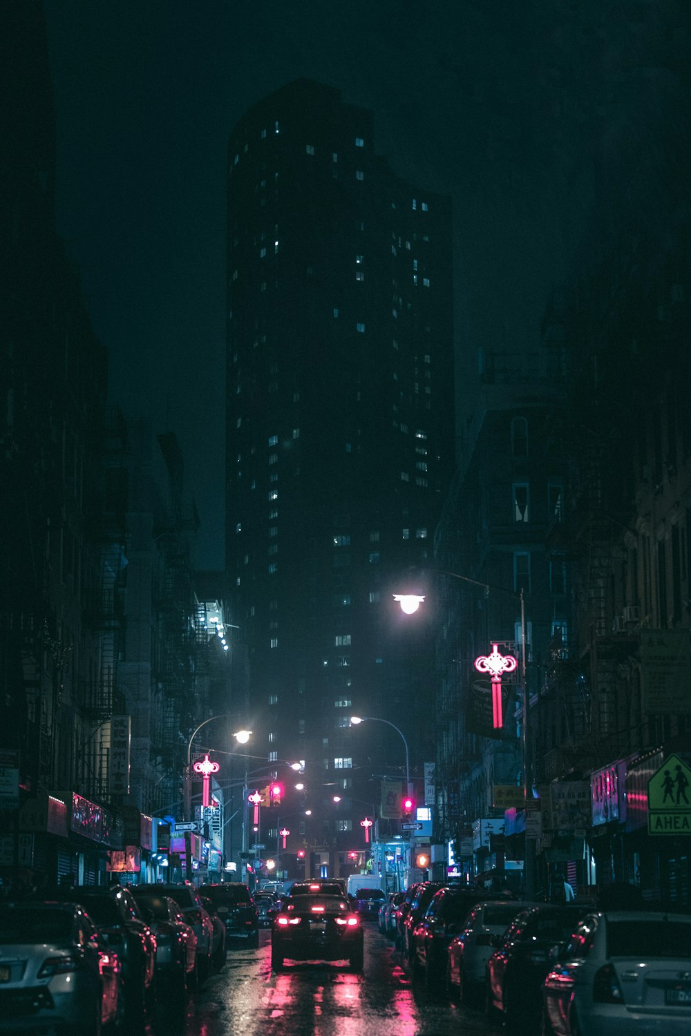 밤의 회색 건물