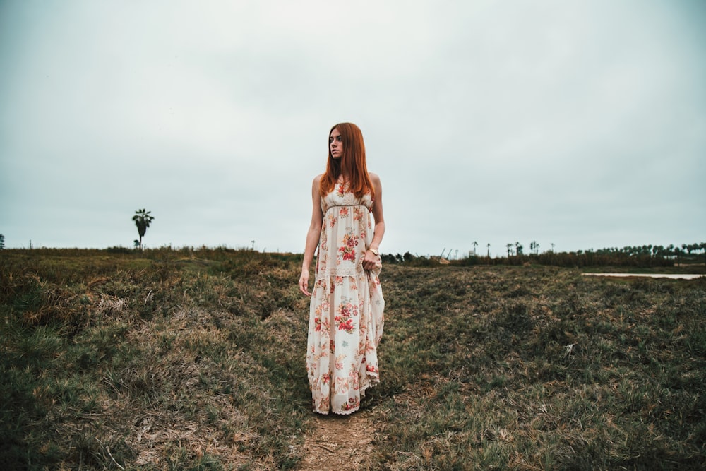 mujer con maxi vestido al aire libre