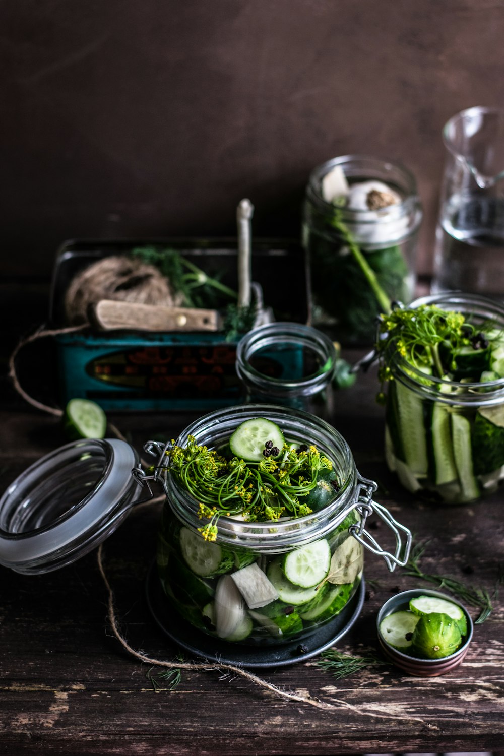 Três legumes em conserva em frascos de vidro Mason Fotografia de foco seletivo