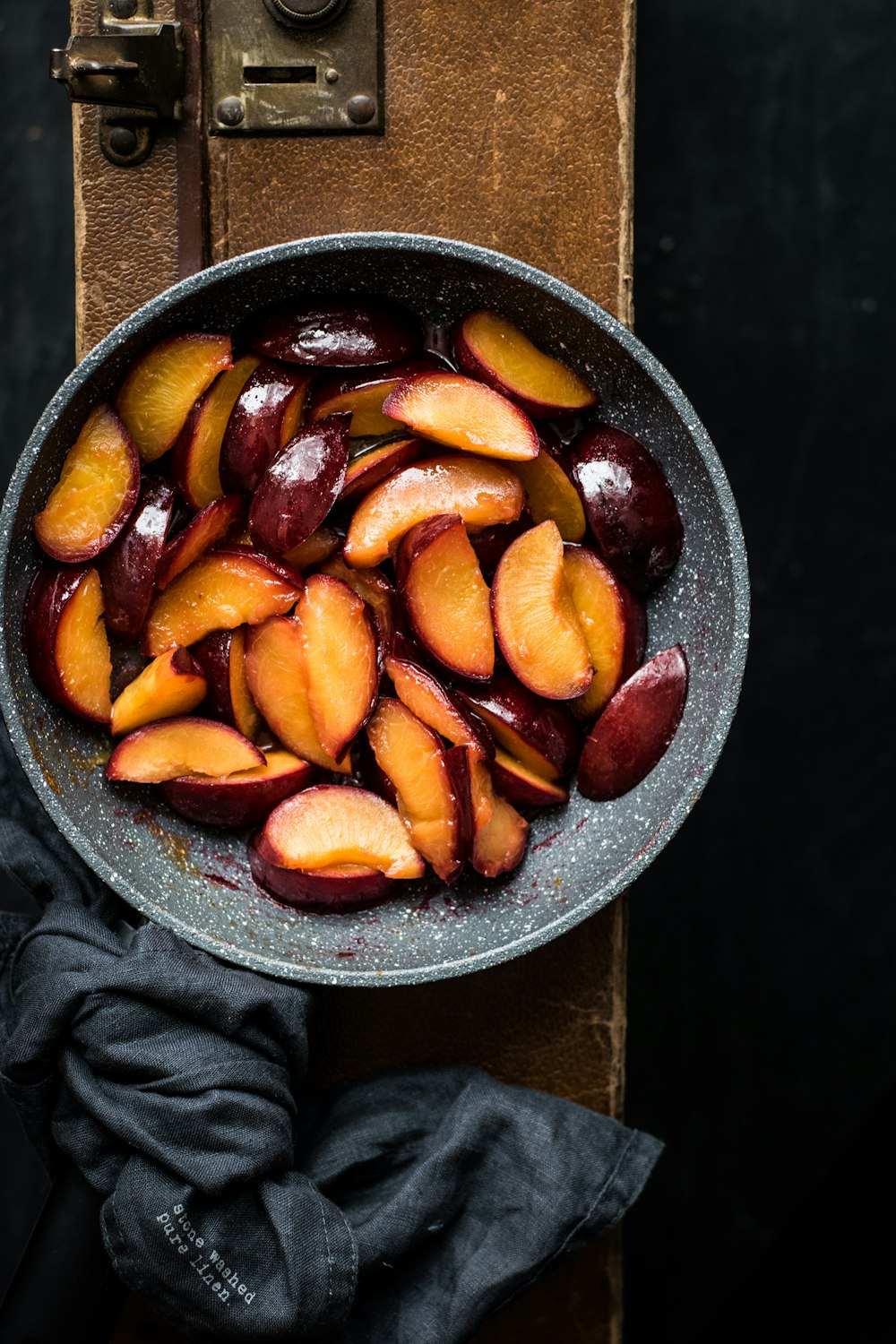 Fotografía plana manzana roja en rodajas en plato gris