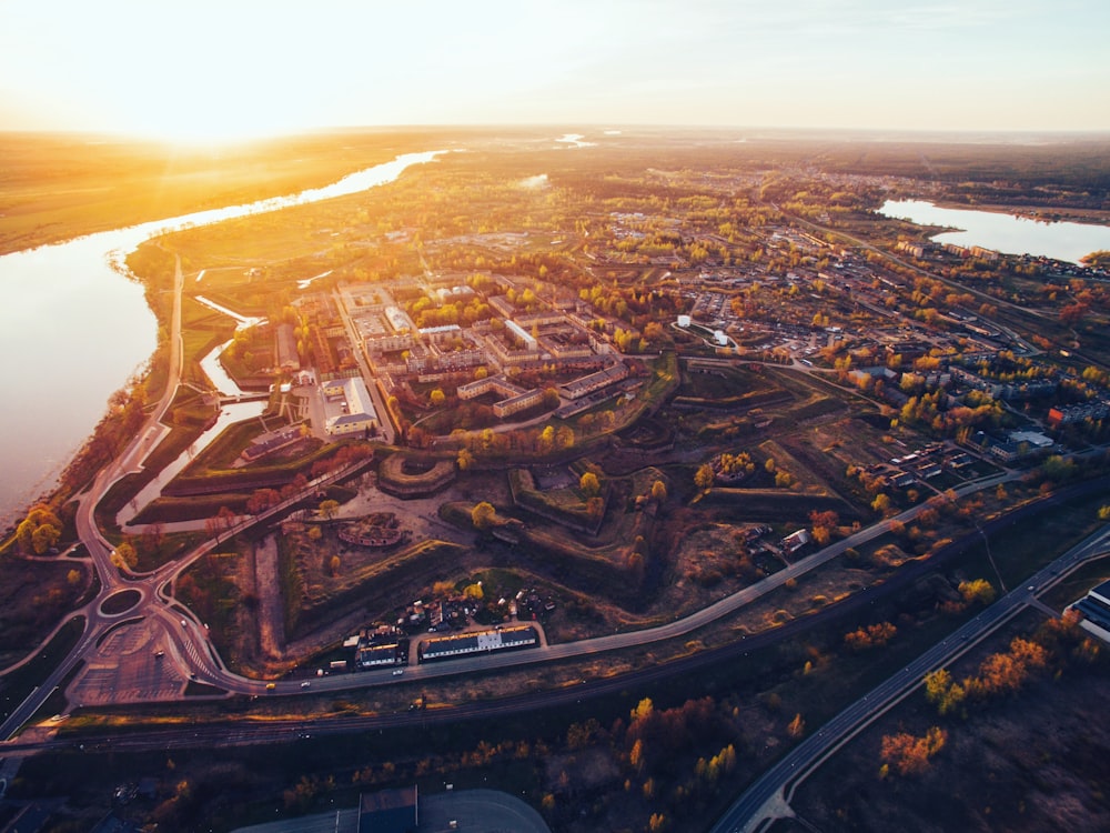 Vista aérea da cidade durante o pôr do sol