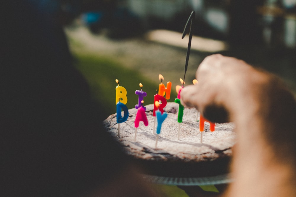 Persona sosteniendo pastel de cumpleaños