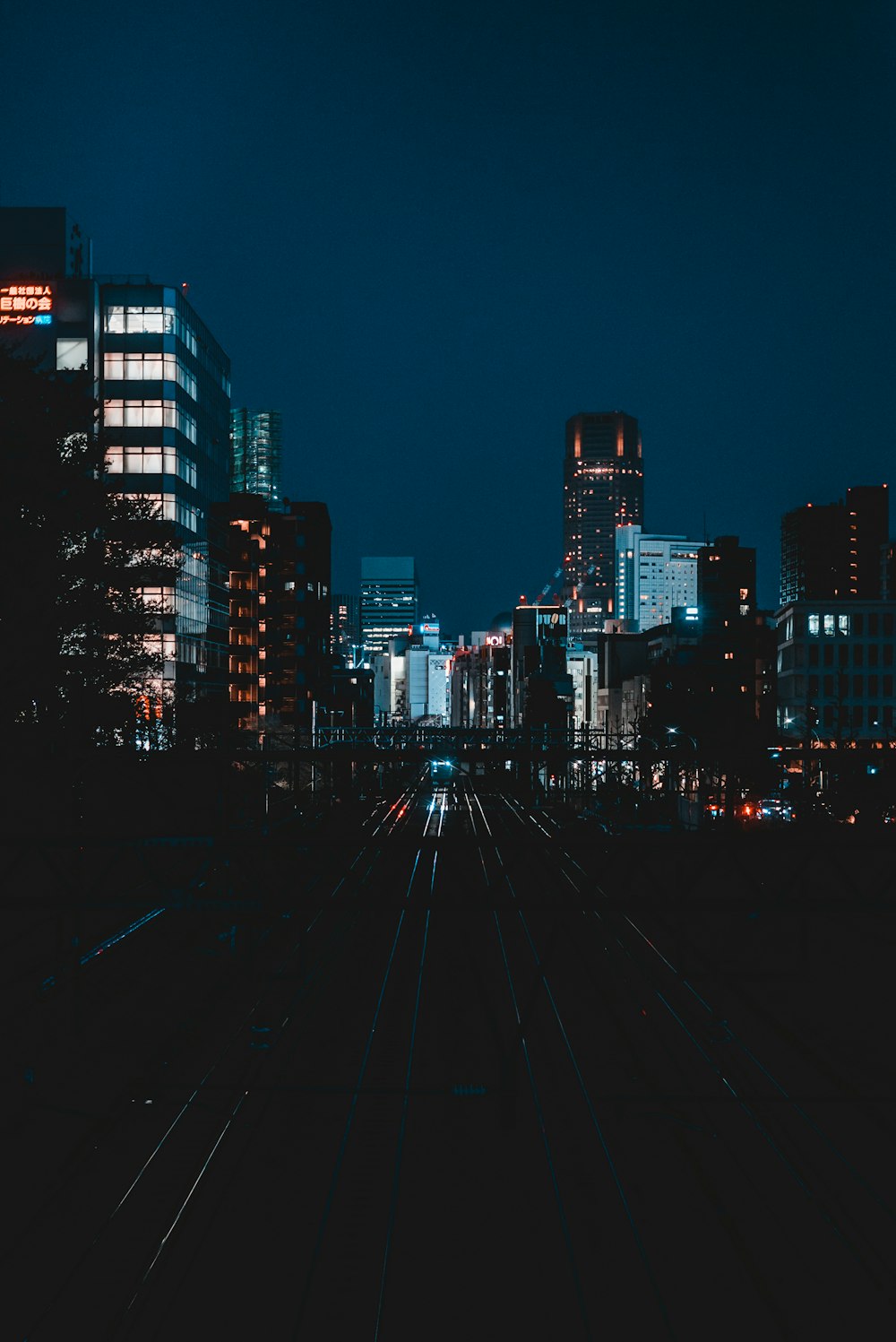 夜間の高層ビル