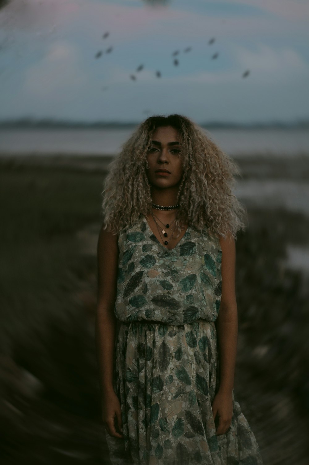 donna in posa per la foto vicino al mare durante il giorno