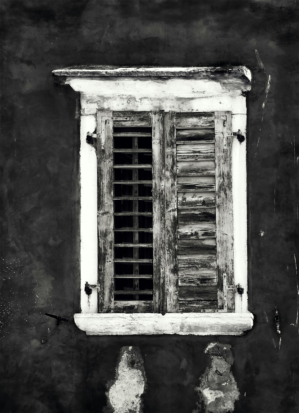 Graustufenfotografie des geöffneten Fensters