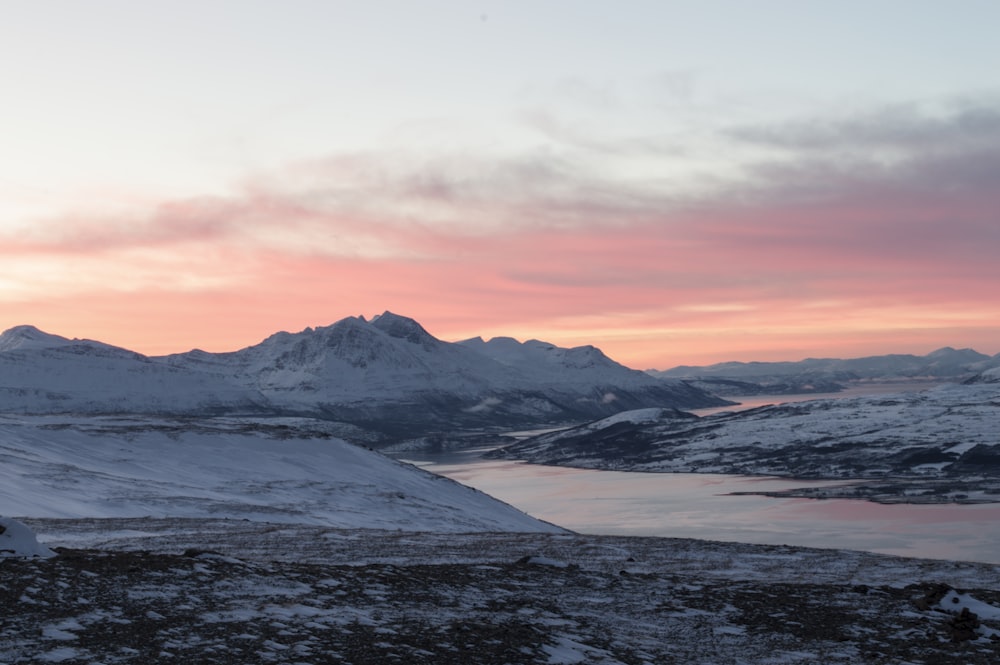 Champ enneigé au crépuscule