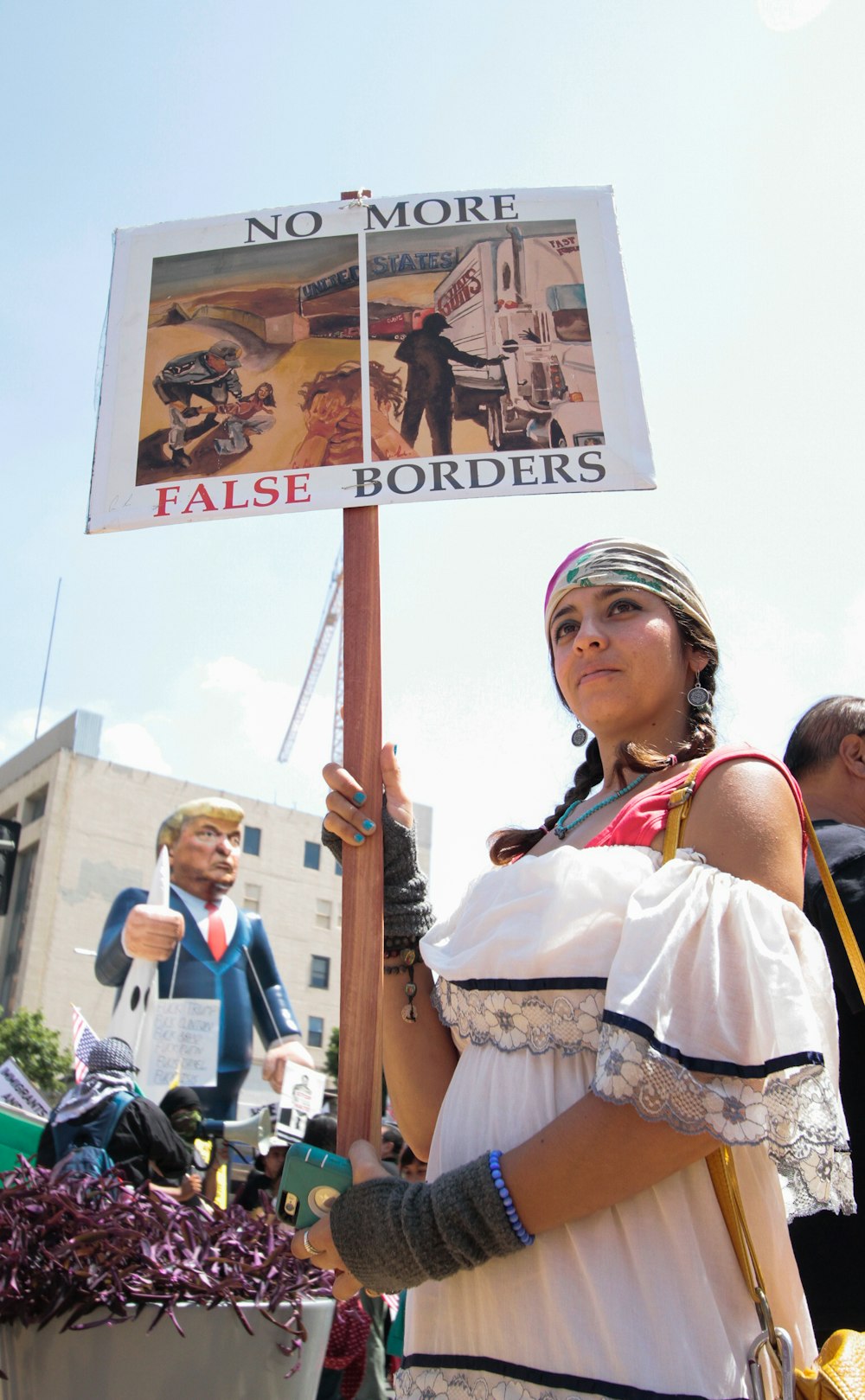 더 이상 거짓 국경 인쇄 보드 간판을 들고 시위하는 여자