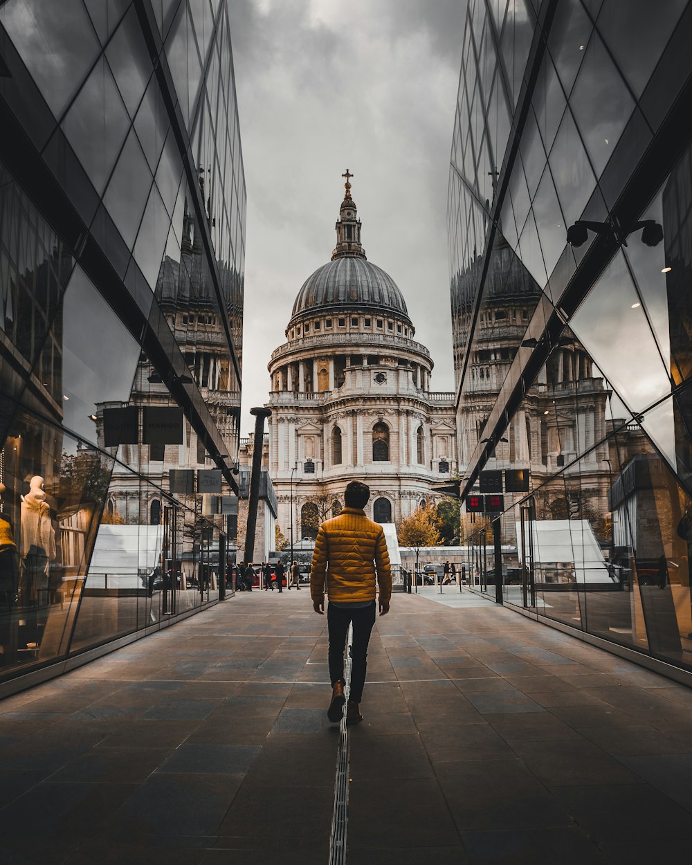 uomo in piedi tra gli edifici durante il giorno