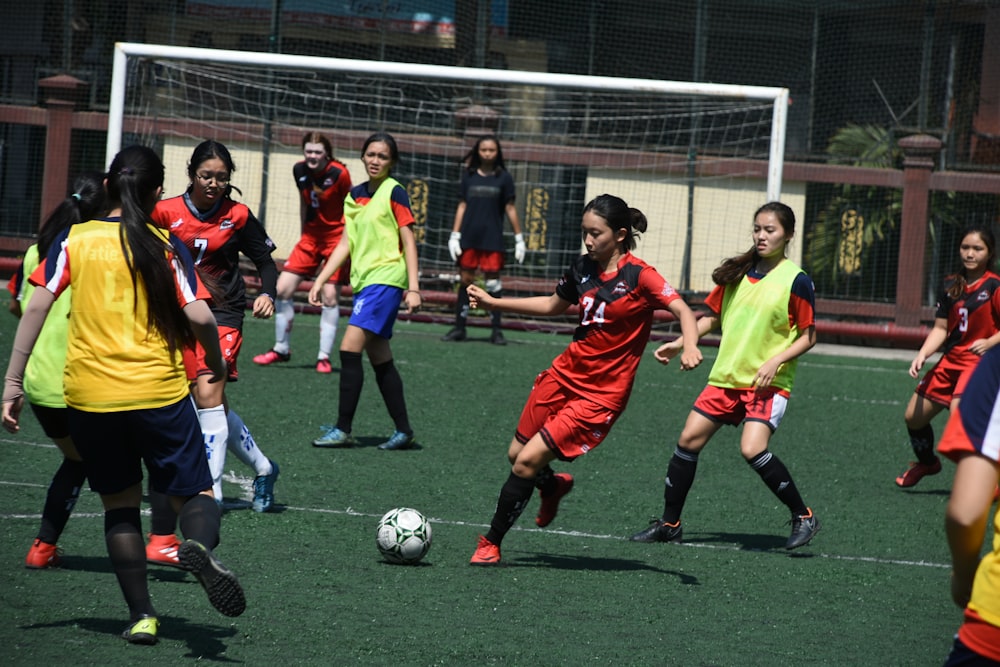 filles jouant au football