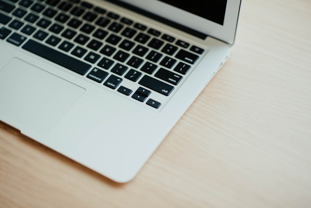 MacBook Air sur un meuble en bois marron