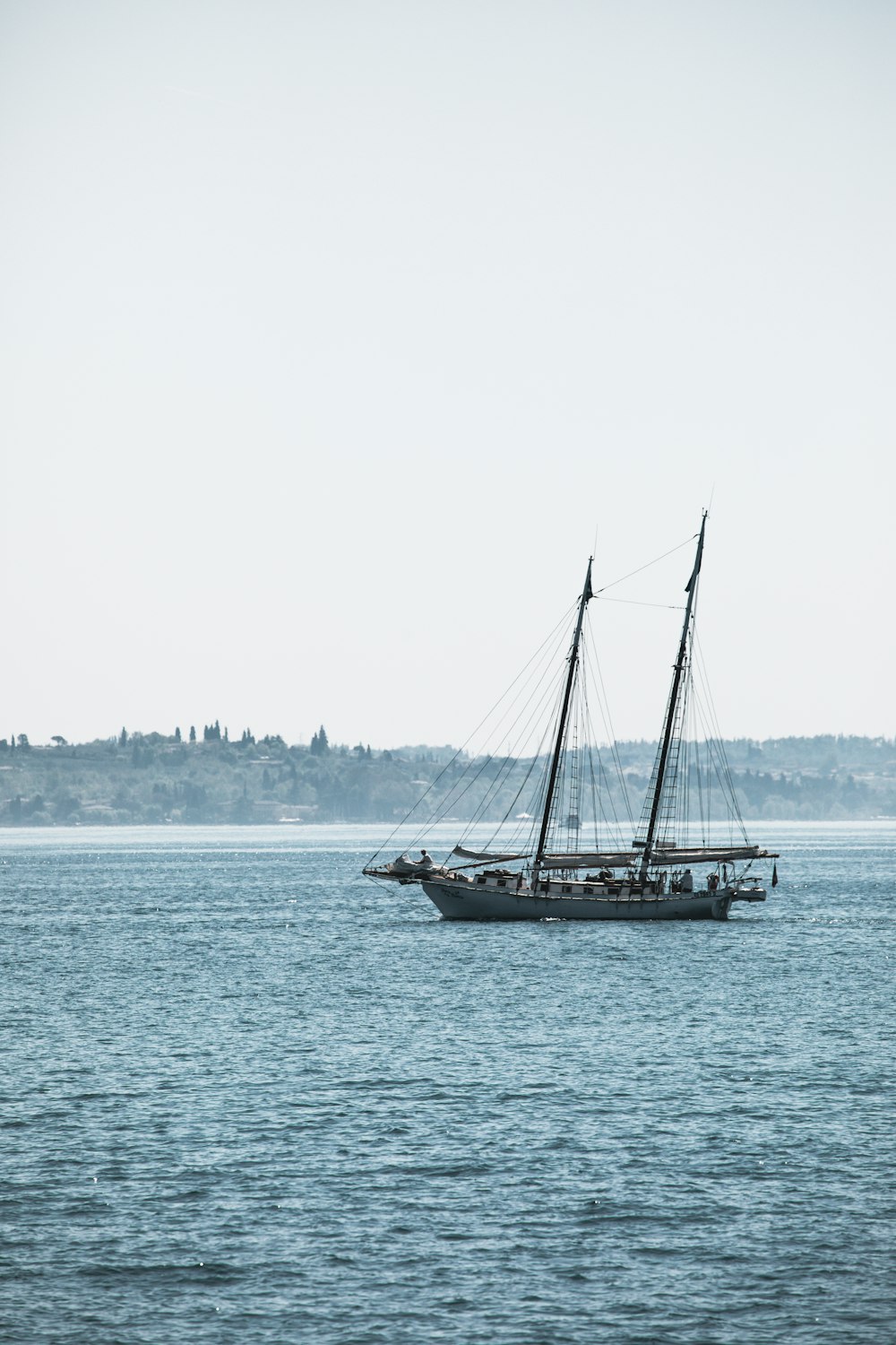 nave bianca che naviga sullo specchio d'acqua