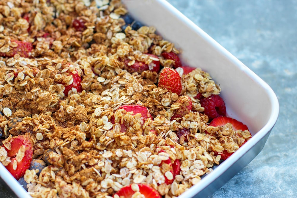 Erdbeeren auf weißer und grauer Keramikschale