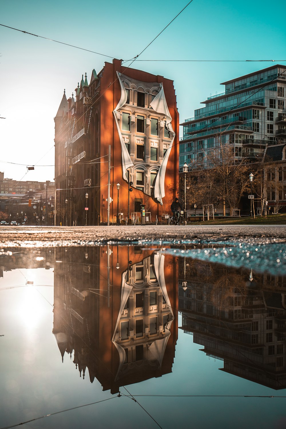 Edificio de hormigón marrón con reflejo de agua