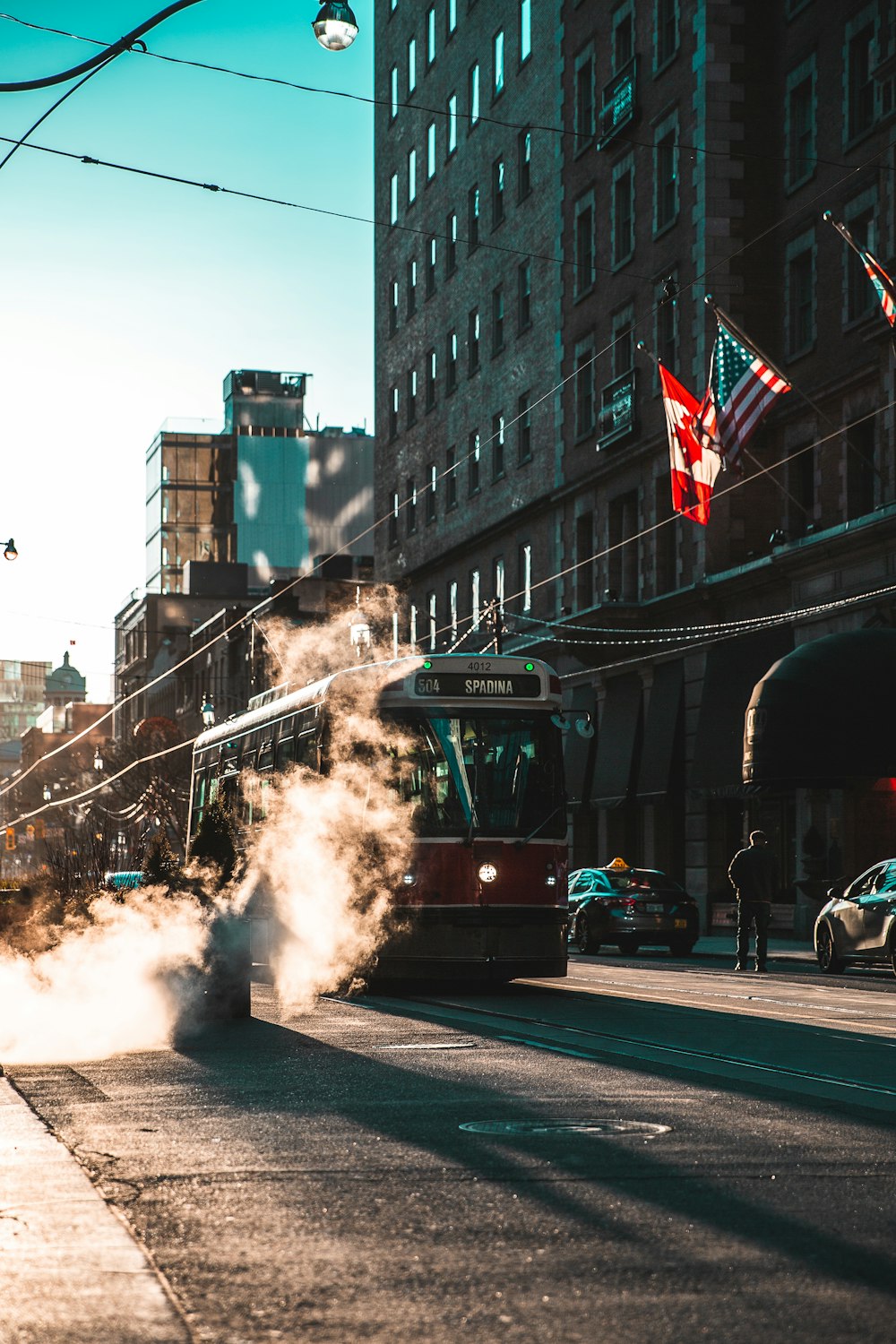 Tranvía rojo y negro cerca del edificio