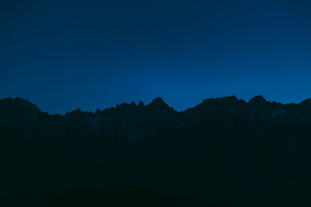 silueta de montañas por la noche