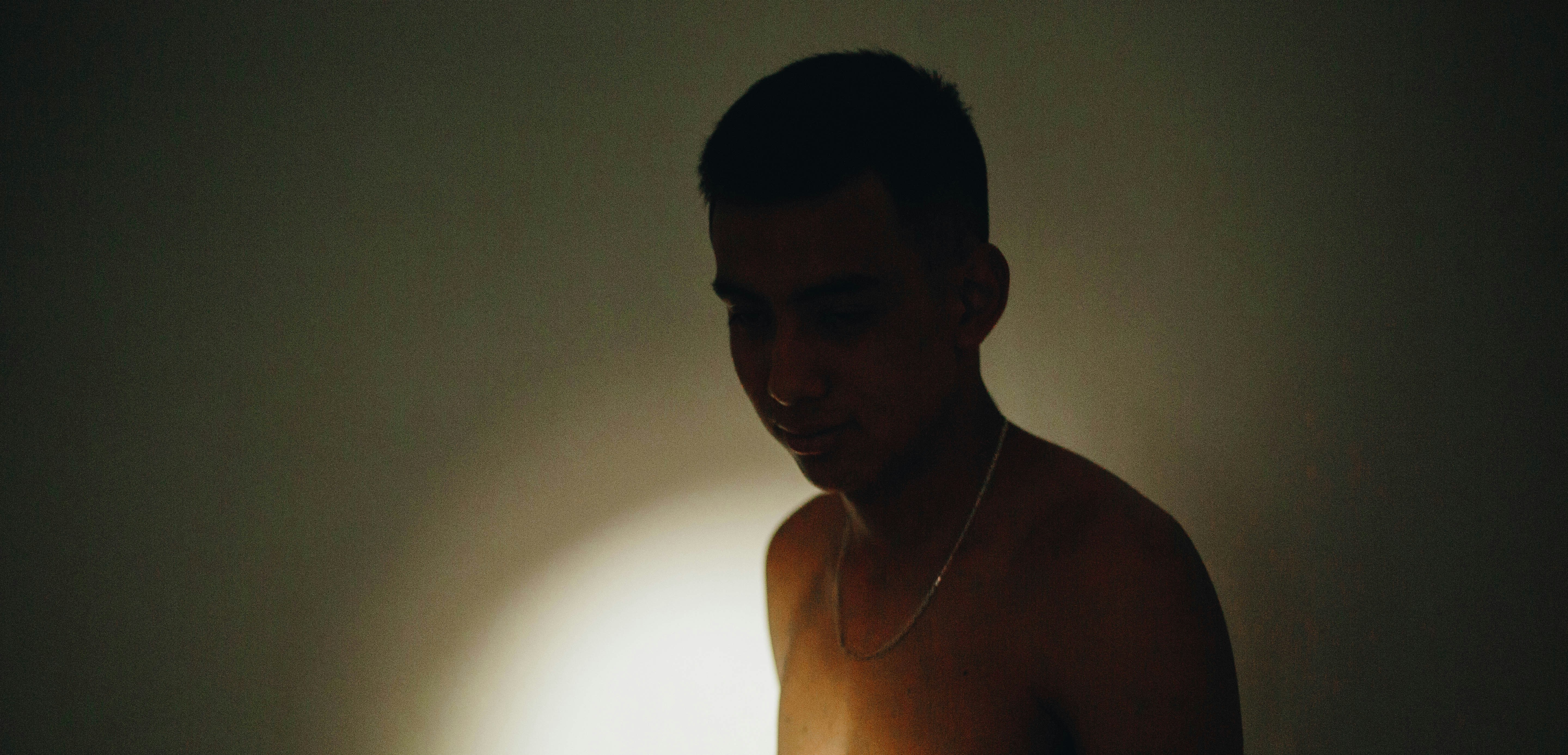 Un hombre moreno sin camisa